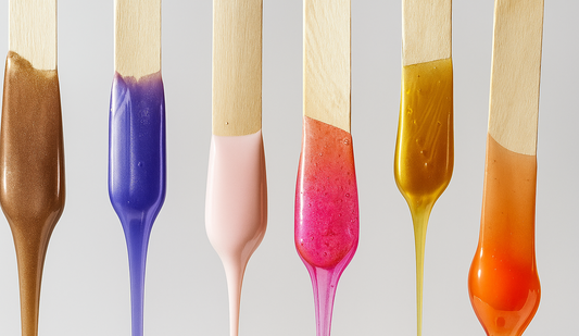 Kociņi ar dažādu veidu tekošiem, izkusušiem cietajiem vaskiem.