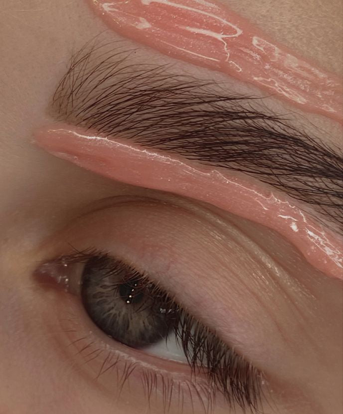 Vaksācijas vasks ir uzklāts ap uzacīm, lai atbrīvotos no liekajiem matiņiem. Sejas vaksācija.