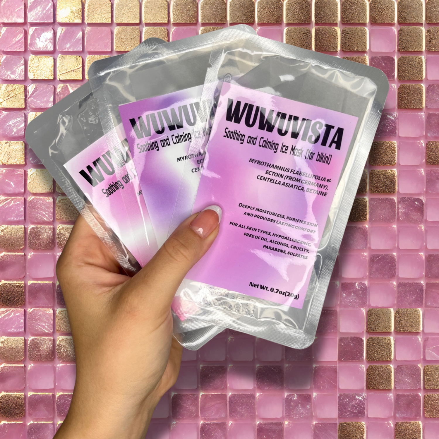 Waxi ādas maskas pēc vaksācijas uz violeta fona.