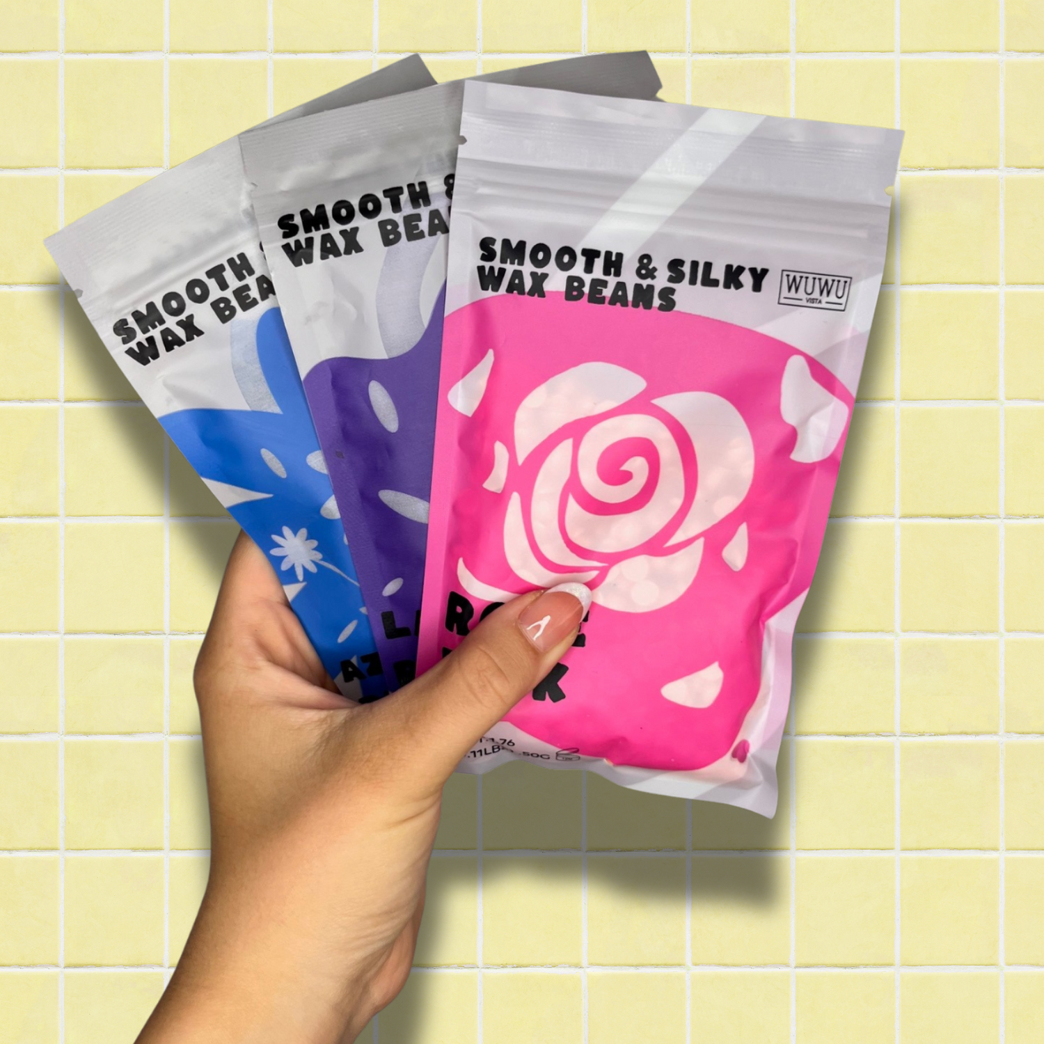 Waxi cietā vaska granulas uz dzeltena fona